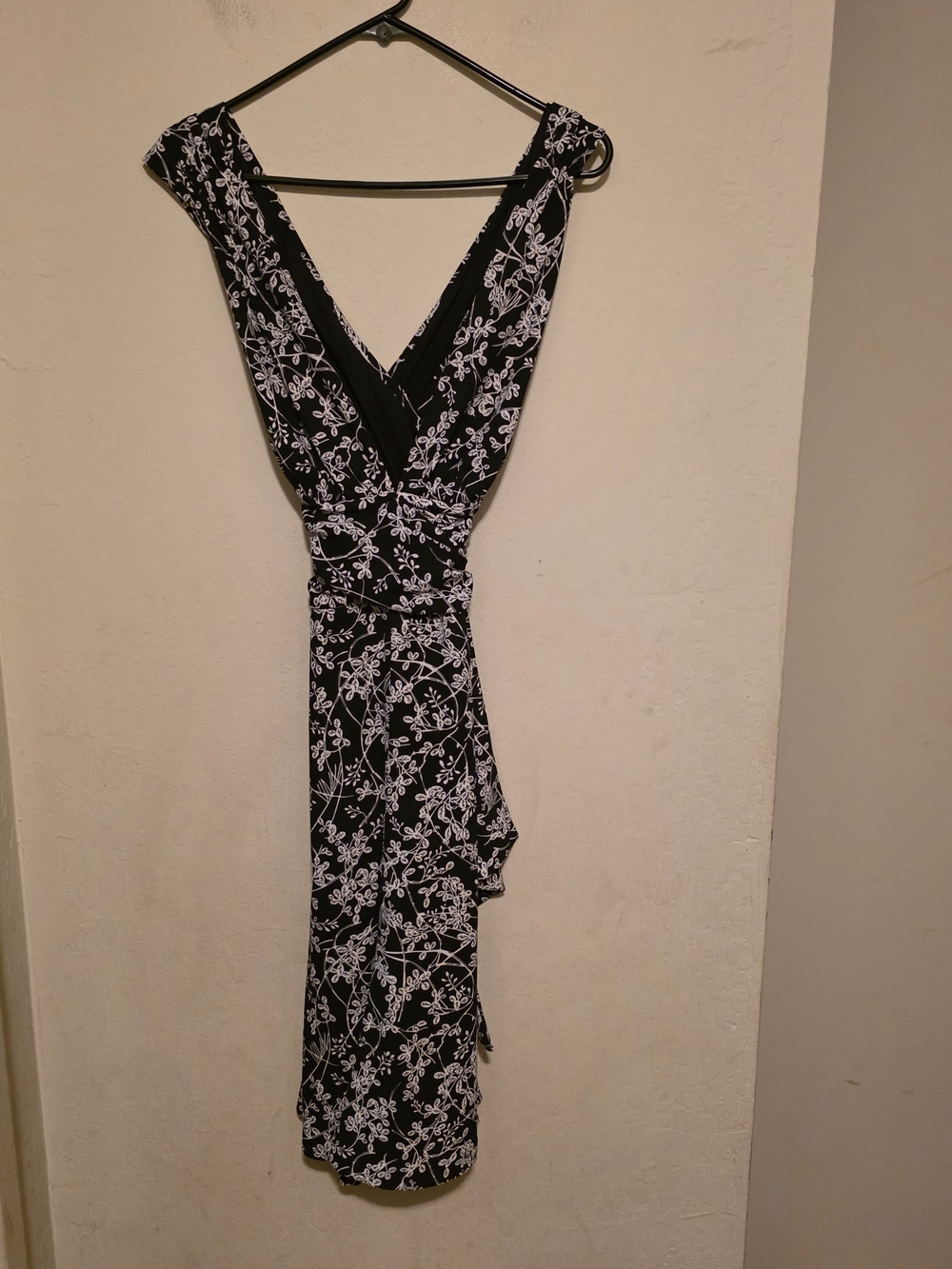 White House  Black Market Black & White Floral Criss - Cross Back Dress Size 2